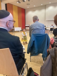 Kleines Kind guckt sich Menschen an, Event - Gesundheit bewahren + Gefahren vermeiden + Schmerzen heilen