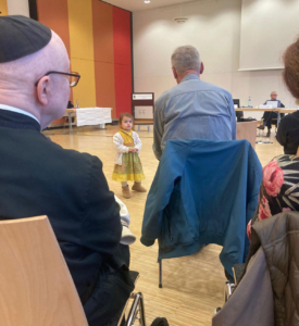 Kleines Kind guckt sich Menschen an, Event - Gesundheit bewahren + Gefahren vermeiden + Schmerzen heilen